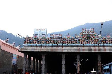 THIRUVANNAMALAI, Hindistan - 24 Aralık 2019: Muhteşem dağlardan oluşan arkaplanı olan Hindu tapınağı