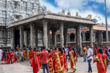 THIRUVANNAMALAI, INDIA - 24 Aralık 2019: Hindu halkı Thiruvannamalai, Tamil Nadu, Hindistan 'daki bir Hindu tapınağına giriyor.