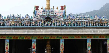 Muhteşem dağları olan Hindu tapınağı.