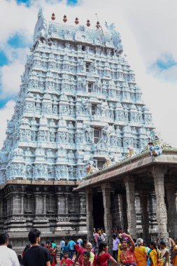 THIRUVANNAMALAI, INDIA - 24 Aralık 2019: Hindu halkı Thiruvannamalai, Tamil Nadu, Hindistan 'daki bir Hindu tapınağına giriyor. Hindu hacılar fotoğraf çekerek selfie çekerler.