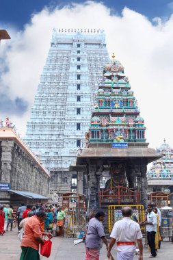 THIRUVANNAMALAI, INDIA - 24 Aralık 2019: Hindu fanatikler ve yabancı turistler Hindistan 'ın Tamil Nadu kentindeki Arunachaleswarar Tapınağında eğlendiler.