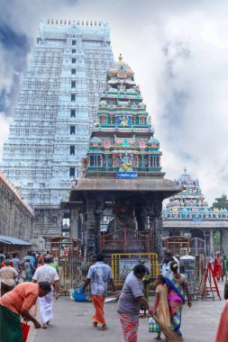 THIRUVANNAMALAI, INDIA - 24 Aralık 2019: Hindu fanatikler ve yabancı turistler Hindistan 'ın Tamil Nadu kentindeki Arunachaleswarar Tapınağında eğlendiler.