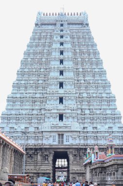 THIRUVANNAMALAI, INDIA - 24 Aralık 2019: Hindu fanatikler ve yabancı turistler Hindistan 'ın Tamil Nadu kentindeki Arunachaleswarar Tapınağı' nda eğlendiler. Arunachaleswarar Tapınağı 'nın önü