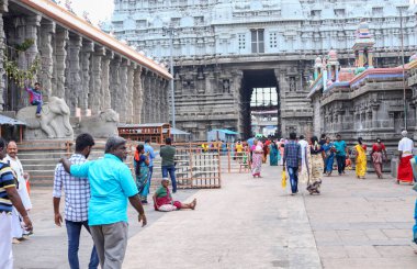 THIRUVANNAMALAI, INDIA - 24 Aralık 2019: Hindu fanatikler ve yabancı turistler Hindistan 'ın Tamil Nadu kentindeki Arunachaleswarar Tapınağı' nda eğlendiler. Arunachaleswarar Tapınağı 'nın önü