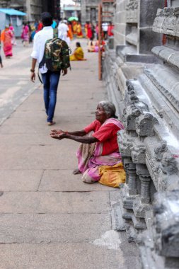 THIRUVANNAMALAI, Hindistan - 24 Aralık 2019: Hindistan 'da bir tapınağın içinde oturan yaşlı kadın dilenciler
