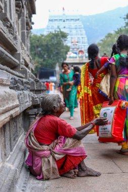 THIRUVANNAMALAI, Hindistan - 24 Aralık 2019: Hindistan 'da bir tapınağın içinde oturan yaşlı kadın dilenciler