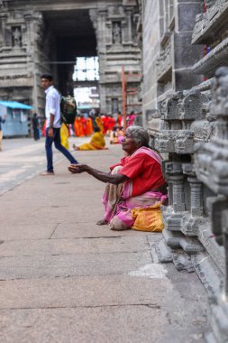 THIRUVANNAMALAI, Hindistan - 24 Aralık 2019: Hindistan 'da bir tapınağın içinde oturan yaşlı kadın dilenciler