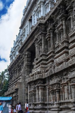 THIRUVANNAMALAI, INDIA - 24 Aralık 2019: Hindu halkı Thiruvannamalai, Tamil Nadu, Hindistan 'daki bir Hindu tapınağına giriyor.