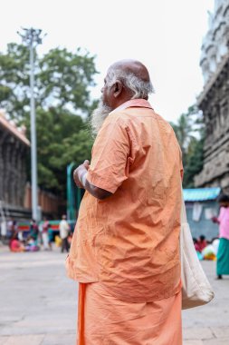 THIRUVANNAMALAI, Hindistan - 24 Aralık 2019: Hindistan 'daki Arunachaleswarar Tapınağı' nda dua edenler.