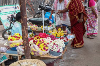THIRUVANNAMALAI, Hindistan - 24 Aralık 2019: Hindistan 'da sokak pazarındaki Hindistan renkli çiçek çelenkleri