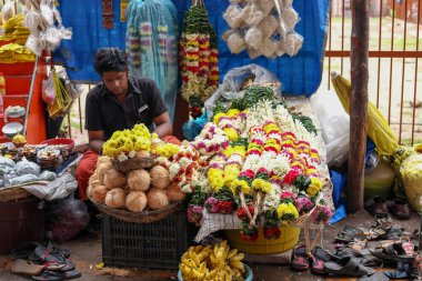 THIRUVANNAMALAI, INDIA - 24 Aralık 2019: Hindistan 'daki çiçek pazarında satılık çiçekler ve çelenkler