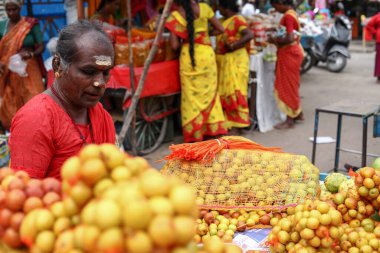THIRUVANNAMALAI, INDIA - 24 Aralık 2019: Kimliği belirsiz sokak satıcısı pazarda meyve ürünleri satıyor.
