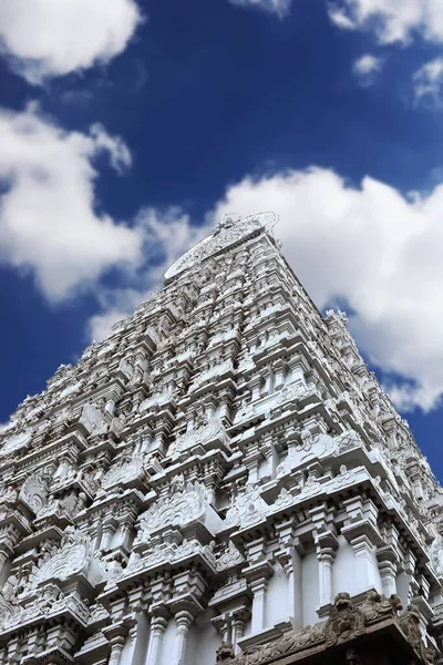 Incrível fundo azul céu no Templo Hindu. Arquitetura hindu em Tamil Nadu, Índia . — Fotografia de Stock