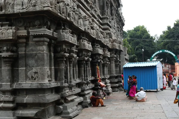 THIRUVANNAMALAI, INDIEN - 24. Dezember 2019: Im Arunachaleswarar-Tempel sitzen Gläubige im Thiruvannamalai-Hindutempel in Tamil Nadu, Indien. — Stockfoto