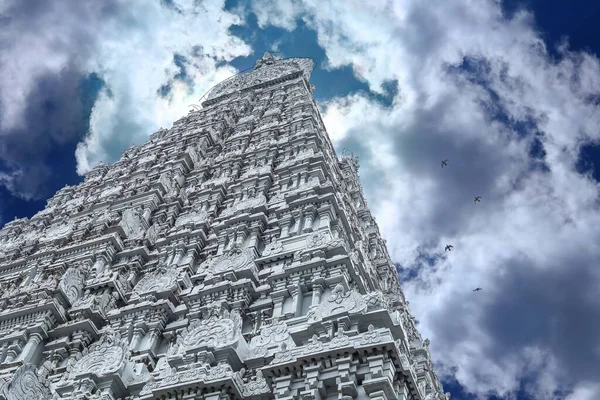 Piękny widok gopuram w hinduskiej świątyni i niesamowite niebieskie tło nieba na hinduskiej świątyni. — Zdjęcie stockowe