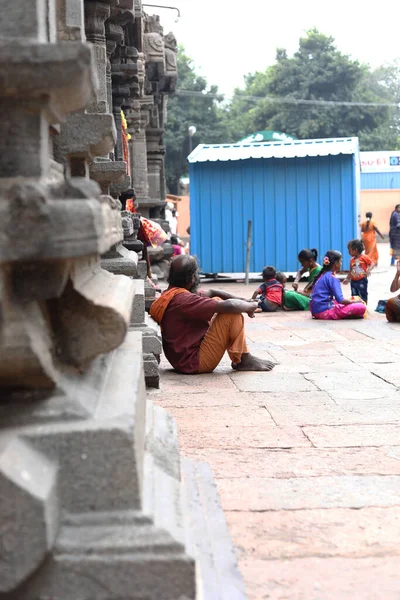 THIRUVANNAMALAI, INDIA - 2019. december 24.: Az Arunachaleswarar templomban helyet foglaló bhakták a Thiruvannamalai hindu templom Tamil Naduban, Indiában. — Stock Fotó