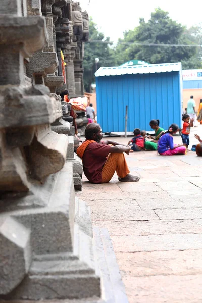 THIRUVANNAMALAI, INDIA - 2019. december 24.: Az Arunachaleswarar templomban helyet foglaló bhakták a Thiruvannamalai hindu templom Tamil Naduban, Indiában. — Stock Fotó