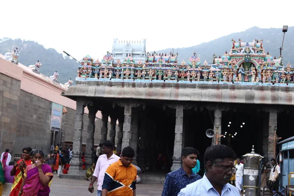 ТРИРУВАННАМАЛАЙ, Индия - 24 декабря 2019 года: Индуистские преданные и иностранные туристы наслаждаются в храме Аруначаресварар в Тамил-Наду, Индия . — стоковое фото