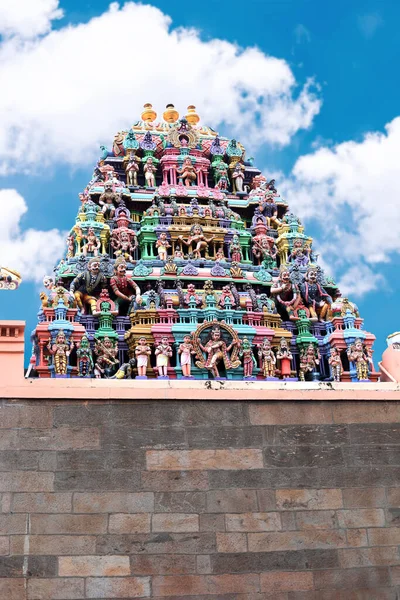 Ídolos de Dios hindú en un templo hindú con asombroso fondo de cielo azul —  Fotos de Stock