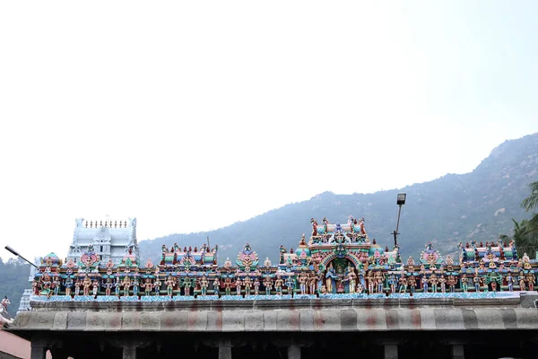 Hindoe tempel met achtergrond van prachtige bergen — Stockfoto
