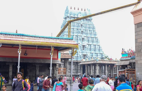 THIRUVANNAMALAI, INDIEN - 24. Dezember 2019: Hindu-Pilger und ausländische Touristen genossen den Tempel in Indien — Stockfoto