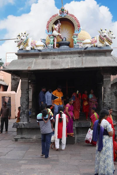 THIRUVANNAMALAI, INDIE - 24. prosince 2019: Hinduističtí oddaní a zahraniční turisté se těšili v chrámu v Indii — Stock fotografie