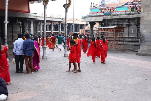 THIRUVANNAMALAI, INDIA - 2019. december 24.: Indiai bhakták az Arunachaleswarar Templomban Indiában. Az emberek imádkoznak a hindu templomban. — Stock Fotó