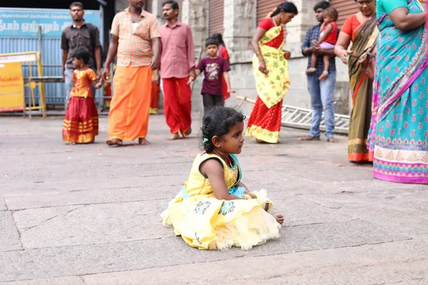 THIRUVANNAMALAI, INDIA - 2019. december 24.: Hindu templom előtt játszó fiatal lány. — Stock Fotó