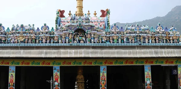 Hinduistický chrám s pozadím nádherných hor — Stock fotografie