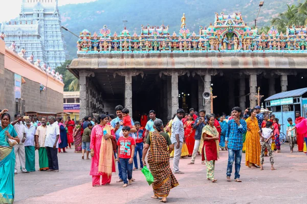 THIRUVANNAMALAI, INDIA - 2019. december 24.: Indiai bhakták az Arunachaleswarar Templomban Indiában. Az emberek imádkoznak a hindu templomban. — Stock Fotó