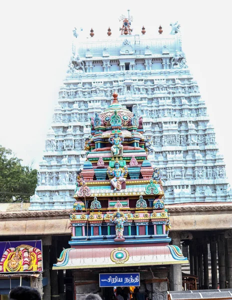 Hermosa vista de gopuram en el templo hindú y asombroso fondo de cielo azul en el templo hindú . —  Fotos de Stock