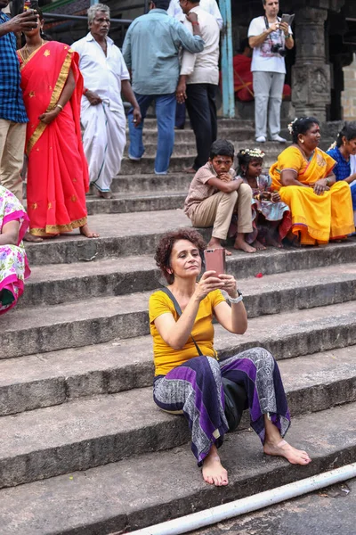 THIRUVANNAMALAI, INDIA - December 24, 2019: Egy boldog nő, hogy szelfi fotó, hindu zarándokok és külföldi turisták látogasson el a hindu templom fotózás vagy szelfi — Stock Fotó