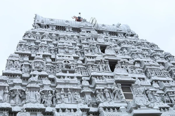 Hinduska świątynia odizolowana na białym tle. — Zdjęcie stockowe
