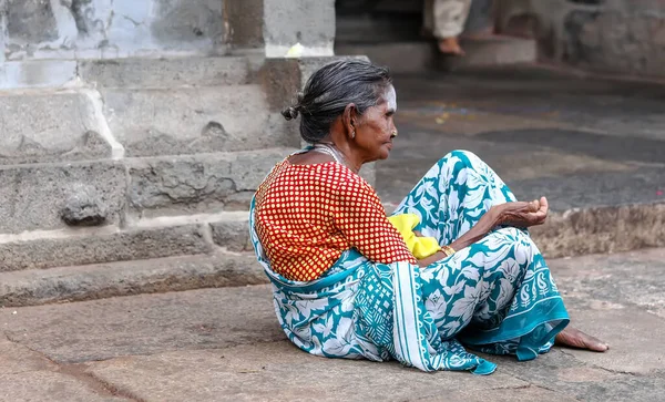 THIRUVANNAMALAI, INDIA - 2019. december 24.: Női koldusok egy templom előtt ülnek Indiában — Stock Fotó