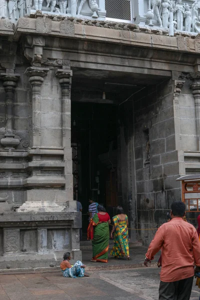 THIRUVANNAMALAI, INDIA - 24 de dezembro de 2019: Pessoas hindus entrando em um templo hindu localizado em Thiruvannamalai, Tamil Nadu, Índia . — Fotografia de Stock