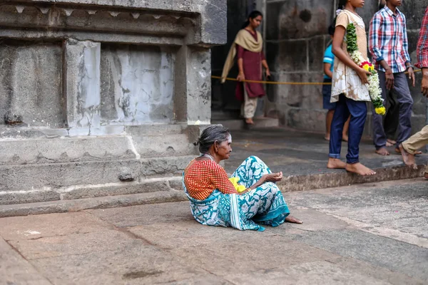 THIRUVANNAMALAI, INDIA - 2019. december 24.: Női koldusok egy templom előtt ülnek Indiában — Stock Fotó