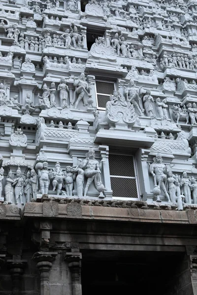 Tallando en las paredes de un antiguo templo. Gran arquitectura del sur de la India —  Fotos de Stock