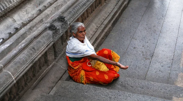 THIRUVANNAMALAI, INDIA - 2019. december 24.: Egy templomban üldögélő öregasszony koldusok Indiában — Stock Fotó