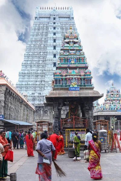 THIRUVANNAMALAI, INDIEN - 24. Dezember 2019: Hindu-Gläubige und ausländische Touristen genießen Tempel in Indien — Stockfoto