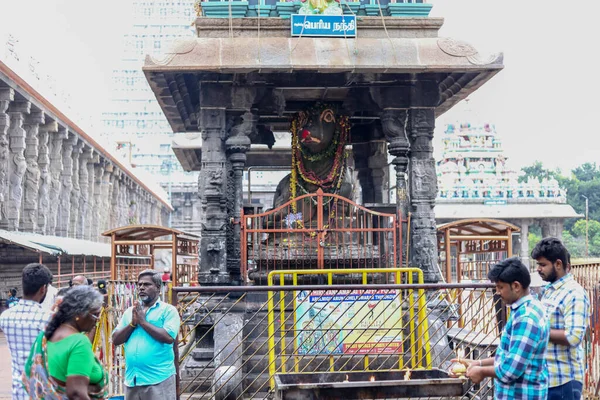 THIRUVANNAMALAI, INDIEN - 24. Dezember 2019: Hindu-Pilger und ausländische Touristen besuchen den Hindu-Tempel mit der Statue des schwarzen Riesen Nandi. Tamil Nadu, Indien — Stockfoto