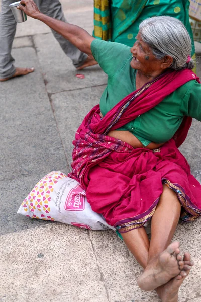 THIRUVANNAMALAI, INDIA - 2019. december 24.: Női koldusok egy templom előtt ülnek Indiában — Stock Fotó