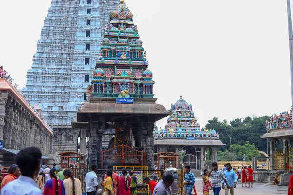 THIRUVANNAMALAI, INDIEN - 24. Dezember 2019: Indische Anhänger im Arunachaleswarar-Tempel in Indien. Menschen beten am Hindutempel — Stockfoto