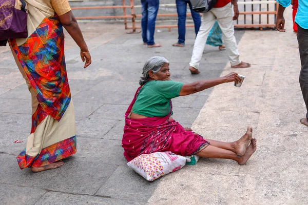 THIRUVANNAMALAI, INDIA - 2019. december 24.: Egy templomban üldögélő öregasszony koldusok Indiában — Stock Fotó