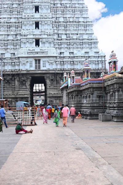 THIRUVANNAMALAI, INDIEN - 24. Dezember 2019: Hindu-Gläubige und ausländische Touristen genießen den Arunachaleswarar-Tempel in Tamil Nadu, Indien. Vorderseite des Arunachaleswarar-Tempels — Stockfoto