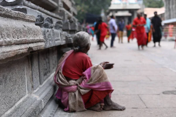 THIRUVANNAMALAI, INDIA - 2019. december 24.: Egy templomban üldögélő öregasszony koldusok Indiában — Stock Fotó