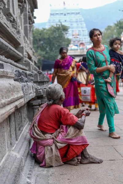 THIRUVANNAMALAI, INDIA - 2019. december 24.: Egy templomban üldögélő öregasszony koldusok Indiában — Stock Fotó