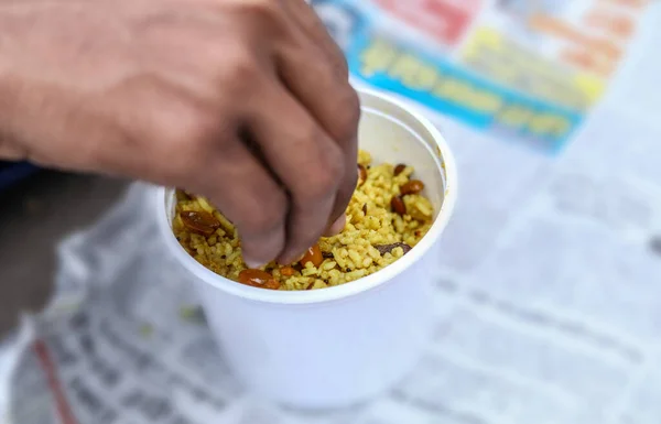 Hindistan 'ın Tamil Nadu şehrinden gelen, el yapımı Tamarind Rice yiyen Hintli adam manzarası. — Stok fotoğraf