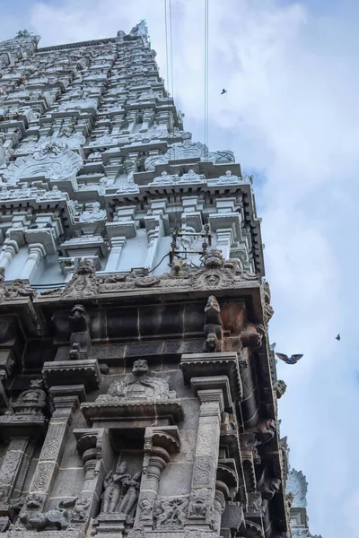 Piękny widok gopuram w hinduskiej świątyni i niesamowite niebieskie tło nieba na hinduskiej świątyni. — Zdjęcie stockowe