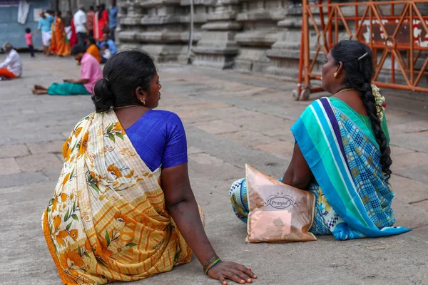 THIRUVANNAMALAI, INDIA - December 24, 2019: idős nő ül egy templom előtt, Egy csoport ember ül a bejárat közelében a hindu templom — Stock Fotó