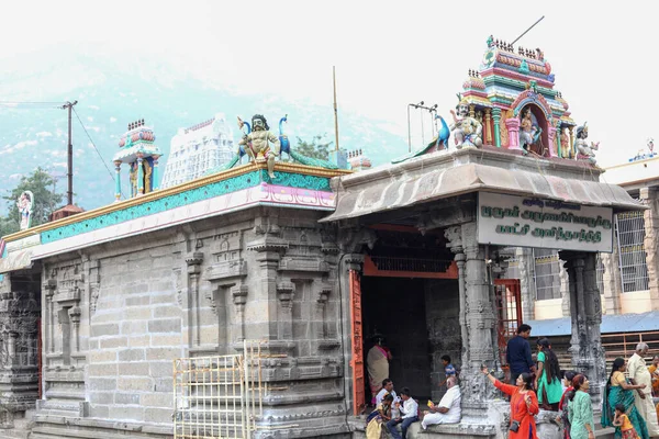 THIRUVANNAMALAI, ÍNDIA - 24 de dezembro de 2019: Devotos no Templo Arunachaleswarar, na Índia. Estrangeiros e peregrinos hindus tiram selfies clicando em fotos — Fotografia de Stock